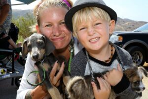 Familles lors d’un événement d’adoption de chiens
